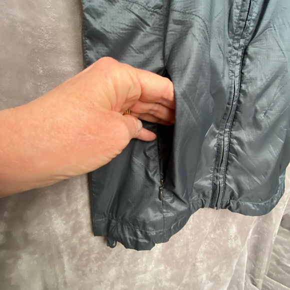 🎉GAP Body-fit Lightweight Vest, Size Women’s XS, Grey - Picture 2 of 6